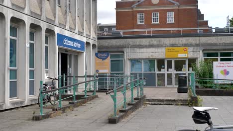 Citizens-Advice-entrance-located-in-the-city-centre,-offering-public-assistance-services,-Exeter,-Devon,-UK,-July-2024