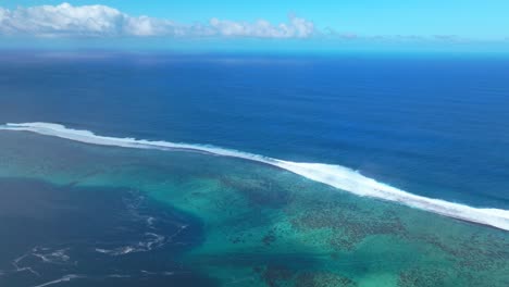 Teahupoo-Tahiti-Luftaufnahme-Drohne-Ansicht-Französisch-Polynesien-Punkt-Küstenlinie-Kanal-Seicht-Korallenriff-Welle-Brandung-Brechen-Wellen-Krachend-Aqua-Blau-Pazifischer-Ozean-Meer-Sonniger-Punkt-Faremahora-Pass-Havae-Statische-Aufnahme