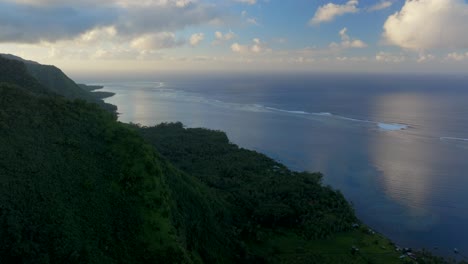 Teahupoo-Bahía-De-Tahití-Costa-Amanecer-Amarillo-Hora-Dorada-Puesta-De-Sol-Vista-Aérea-De-Drones-Desde-Los-Picos-De-Las-Montañas-Hasta-El-Arrecife-De-Coral-Polinesia-Francesa-Wsl-Surf-Verano-Sede-Olímpica-Pueblo-Pueblo-Círculo-Movimiento-A-La-Izquierda