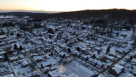 Kleines-Dorf-In-Den-USA-Während-Des-Goldenen-Sonnenuntergangs