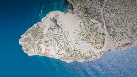 Vista-Aérea-Lenta-De-Arriba-Hacia-Abajo-Ascender-Sobre-El-Faro-De-Formentor,-Mallorca