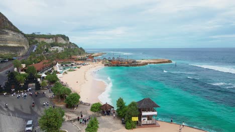 Famous-Melasti-Beach-with-white-sand-and-visitors-in-Uluwatu,-Bali