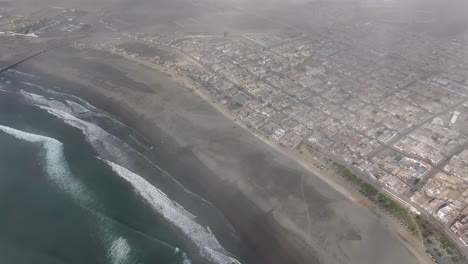 Vuelo-Sobre-Puerto-Malabrigo-Playa-Chicama-Olas-Salir-Nubes