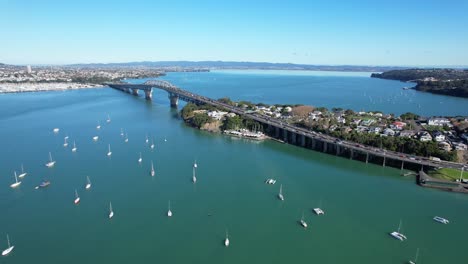 Puente-Del-Puerto-De-Auckland-Y-Yates-En-El-Océano-En-Nueva-Zelanda---Toma-Aérea-De-Drones