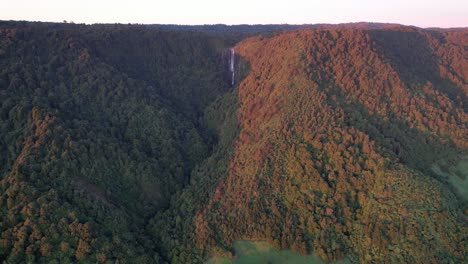 Montañas-Densamente-Cubiertas-De-La-Cordillera-Kaimai-En-Wairere-Falls-En-Okauia,-Isla-Del-Norte,-Nueva-Zelanda