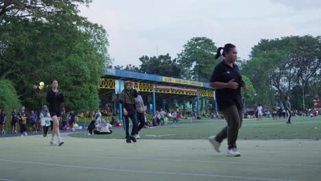 Asiatische-Menschen-Gehen-Und-Joggen-Am-Ahmad-Yani-Platz-In-Der-Stadt-Tangerang,-Indonesien