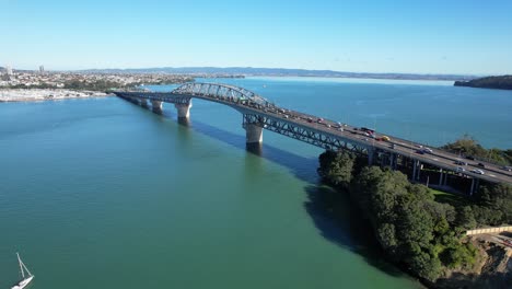 Puente-Del-Puerto-De-Auckland-Y-Vistas-A-La-Ciudad-En-Nueva-Zelanda---Toma-Aérea-Con-Drones