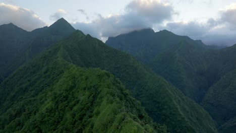 Teahupoo-Tahití-Gran-Altitud-Picos-De-Las-Montañas-Valle-Colinas-Amanecer-Aéreo-Vista-De-Drone-Polinesia-Francesa-Nubes-Amarillas-Hora-Dorada-Puesta-De-Sol-Wsl-Surf-Verano-Sede-Olímpica-Pueblo-Pueblo-Costa-Círculo-Derecho