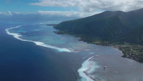 Küstenstadt-Teahupoo-Tahiti-Luftaufnahme-Drohne-Ansicht-Französisch-Polynesien-Korallenriff-Brandung-Brechen-Wellen-Pazifischer-Ozean-Kanal-Boote-Bewölkt-Sonnig-Richterturm-Surfwettbewerb-Punkt-Faremahora-Pass-Havae-Kreis-Links