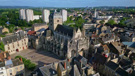 Basílica-De-Notre-Dame,-Alencon,-Orne-En-Normandía,-Francia