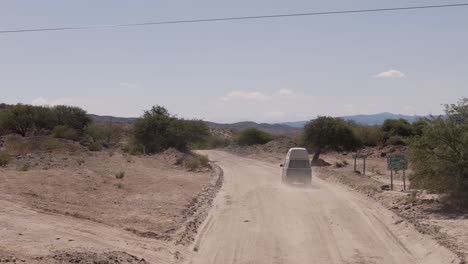 Minivan-Conduciendo-Por-La-Mística-Ruta-40-En-El-Noreste-Argentino,-En-Un-Tramo-Sin-Asfaltar