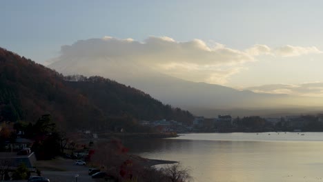 Amanecer-Rocío-De-La-Mañana-Sobre-El-Lago-Kawaguchiko-Con-El-Majestuoso-Monte-Fuji-En-Japón