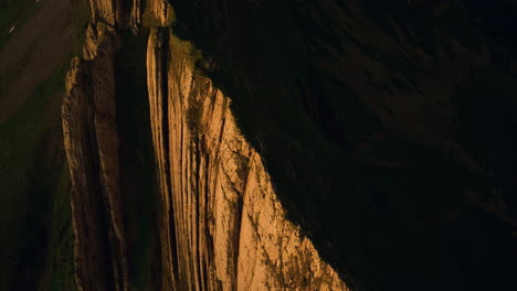 Vista-Cercana-Del-Pico-De-La-Montaña-Schafler-Al-Atardecer-En-Appenzell,-Suiza