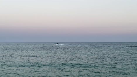 Minimale-Szene-Eines-Fischerboots-Mit-Fähre-In-Weitem-Panoramablick-Auf-Den-Horizont-Der-Skyline-Des-Ozeans,-Blaue-Dämmerung,-Sonnenuntergangszeit-In-Katar,-Reiseziel-VAE,-Kommerzielles-Expo-Geschäft-In-Asien,-Iran,-Persischer-Golf