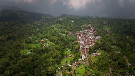 Pueblo-En-La-Cima-De-Una-Montaña-Con-Naturaleza-Tropical-Cerca-Del-Monte-Batur-En-Bali,-Indonesia