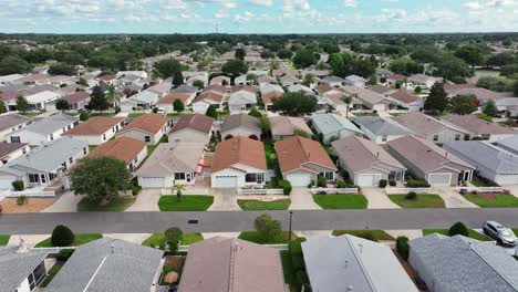 Toma-Lateral-Aérea-De-Un-Barrio-Suburbano-Americano-Con-Casas-Para-Personas-Mayores-En-Florida,-EE.UU.