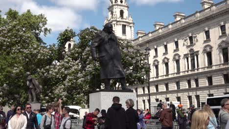 Los-Turistas-Se-Toman-Selfies-En-La-Estatua-De-Churchill-En-La-Plaza-Del-Parlamento,-Londres,-Reino-Unido.