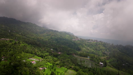 Ciudad-Sobre-Montañas-Tropicales-Al-Amanecer-Cerca-Del-Monte-Batur-En-Bali,-Indonesia