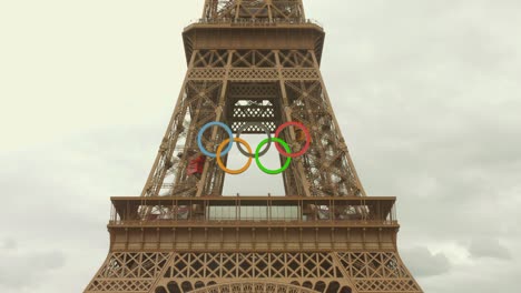 Logo-Der-Olympischen-Spiele-Auf-Dem-Eiffelturm-In-Paris,-Juli-2024