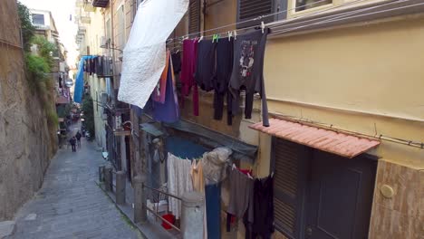 Narrow-street-in-the-famous-Quartieri-Spagnoli---Naples,-Italy