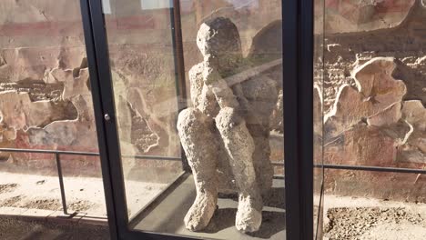 Person-Mit-Händen-Vor-Dem-Gesicht-Vor-Dem-Tod-Beim-Vulkanunglück-In-Pompeji---Neapel,-Italien