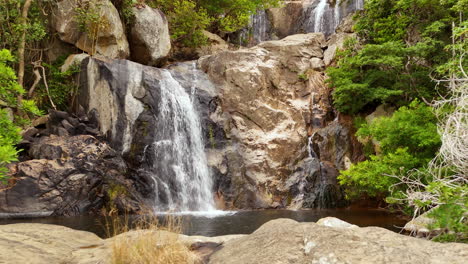 Espectacular-Cascada-En-La-Jungla-Que-Desciende-Por-Los-Acantilados-Rocosos-Del-Parque-Nacional-Nui-Chua,-Vietnam