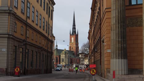 Tráfico-Callejero-Por-La-Antigua-Iglesia-De-Riddarholm-En-Estocolmo,-Suecia