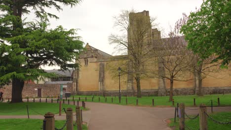 The-Bishop's-Palace-And-Gardens-In-Wells,-Somerset,-England,-United-Kingdom