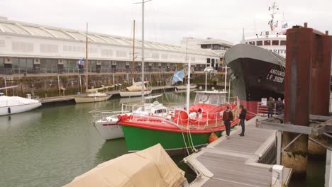 Gente-En-El-Muelle-Del-Museo-Marítimo-De-La-Rochelle,-Francia