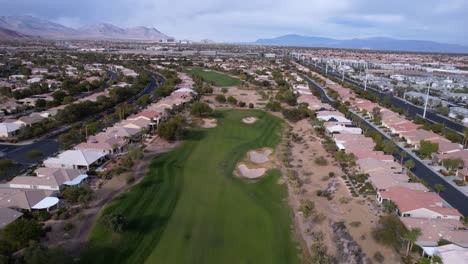 Drone-Shot-of-American-Homes-and-Golf-Course-Along-Freeway-in-West-Neighborhood-of-Las-Vegas,-Nevada-USA