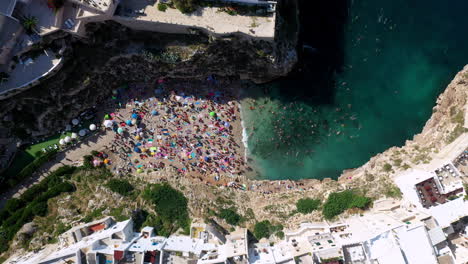 Bulliciosa-Vista-De-Drones-De-La-Playa-De-Lama-Monachile-En-Un-Día-Soleado-En-Puglia,-Italia