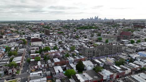 Amerikanische-Vorstadtviertel-Mit-Skyline-Und-Wolkenkratzersilhouette