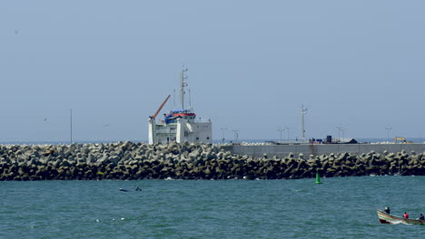 El-Puerto-Marítimo-Internacional-De-Vizhinjam,-India,-Dio-La-Bienvenida-A-Su-Primer-Buque-De-Carga-En-El-Nuevo-Puerto-De-Embarque-De-Transbordo-En-Vizhinjam,-Kerala.