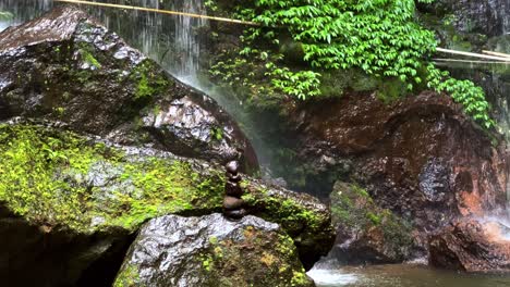 Gleichgewicht-Fluss-Stein-Auf-Dem-Felsen