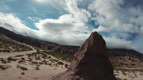 Drones-Fpv-Volando-En-Un-Paisaje-Desértico,-Vista-De-La-Formación-Rocosa-Del-Obelisco