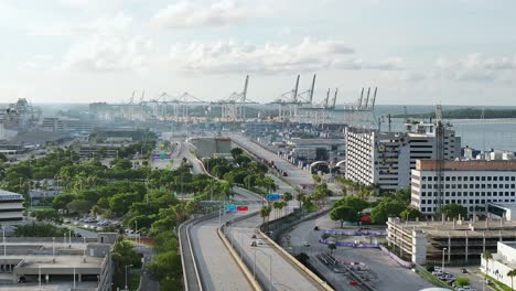 Hafen-Von-Miami-Mit-Kreuzfahrtschiffen-Und-Frachtkränen-Im-Blick