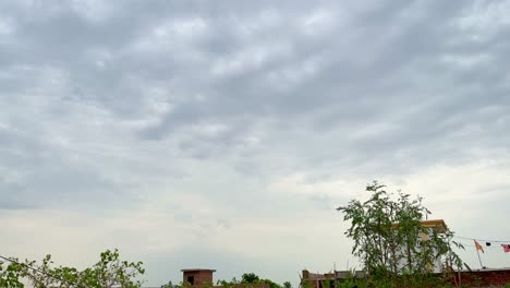 Se-Forma-Una-Nube-De-Lluvia,-La-Lluvia-Está-A-Punto-De-Caer-Mientras-Las-Nubes-Oscuras-Comienzan-A-Cubrir-Toda-La-Ciudad