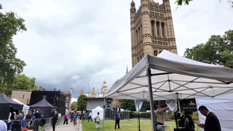 Equipos-De-Noticias-Con-Carpas-De-Prensa-En-Abingdon-Gardens,-Londres,-El-Día-Después-De-Las-Elecciones-Generales-Del-Reino-Unido,-Capturando-Los-Acontecimientos-Históricos.