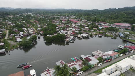 Panama's-almirante-with-boats-on-the-river-and-houses-along-the-shore,-aerial-view