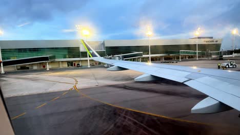 Brasil,-Pará:-Avión-Cargando-Equipaje-Frente-A-La-Terminal-Internacional-De-Belém,-Capturando-La-Bulliciosa-Actividad-Y-La-Eficiencia-De-Las-Operaciones-Aeroportuarias.