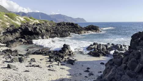 Una-Vista-Panorámica-De-Una-Playa-Rocosa-Y-Dunas-De-Arena-A-Lo-Largo-De-La-Costa-De-Oahu,-Hawai