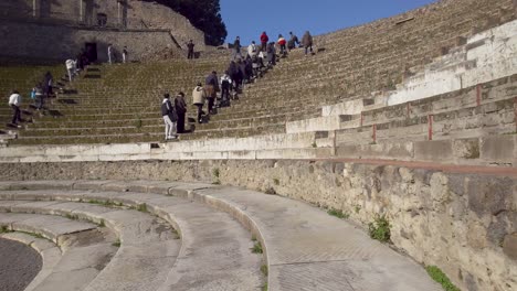 Gente-Subiendo-Las-Ruinas-Del-Antiguo-Anfiteatro-En-La-Antigua-Zona-De-Pompeya---Nápoles,-Italia