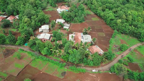 Vista-De-Pájaro-De-La-Casa-Del-Pueblo