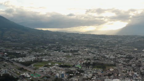 Panorama-Drohnenaufnahme-Der-Stadt-Ibarra,-Ecuador