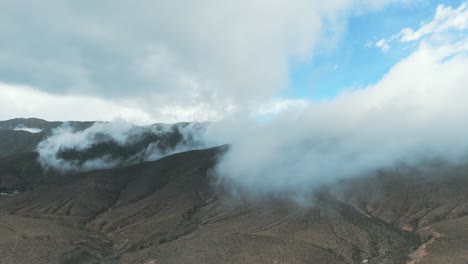 Imagen-De-Drone-De-Las-Montañas-Que-Rodean-Tafí-Del-Valle-Con-Nubes-Bajas