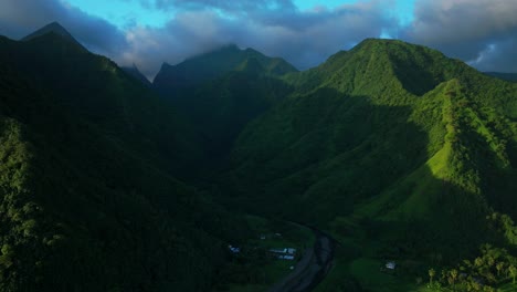 Sonnenuntergang-Licht-Hoch-Aufragende-Berggipfel-Tal-Stadt-Dorf-Teahupoo-Tahiti-Französisch-Polynesien-Luftdrohne-Ansicht-Unglaublich-Atemberaubend-Insel-Landschaft-Moorea-Bora-Bora-Papeete-Kreis-Rechts-Bewegung