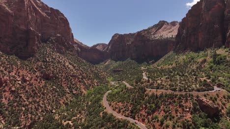 Beautiful-serpentine-road-winding-through-a-valley-in-the-famous-Zion-National-Park-in-Utah,-United-States