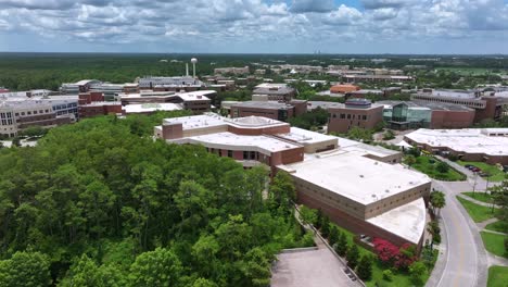 Toma-Aérea-De-Establecimiento-De-La-Famosa-Universidad-Del-Centro-De-Florida-En-Orlando,-Estados-Unidos