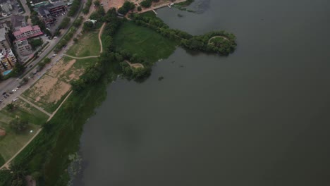 Lago-Jabi-Con-Tráfico-En-La-Carretera-En-La-Ciudad-De-Abuja-En-África