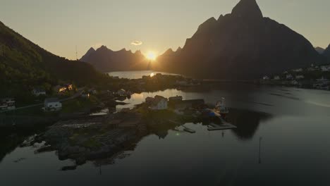 Municipio-De-Reine-En-Lofoten,-Noruega-Durante-La-Puesta-De-Sol-De-Medianoche,-Vista-Aérea